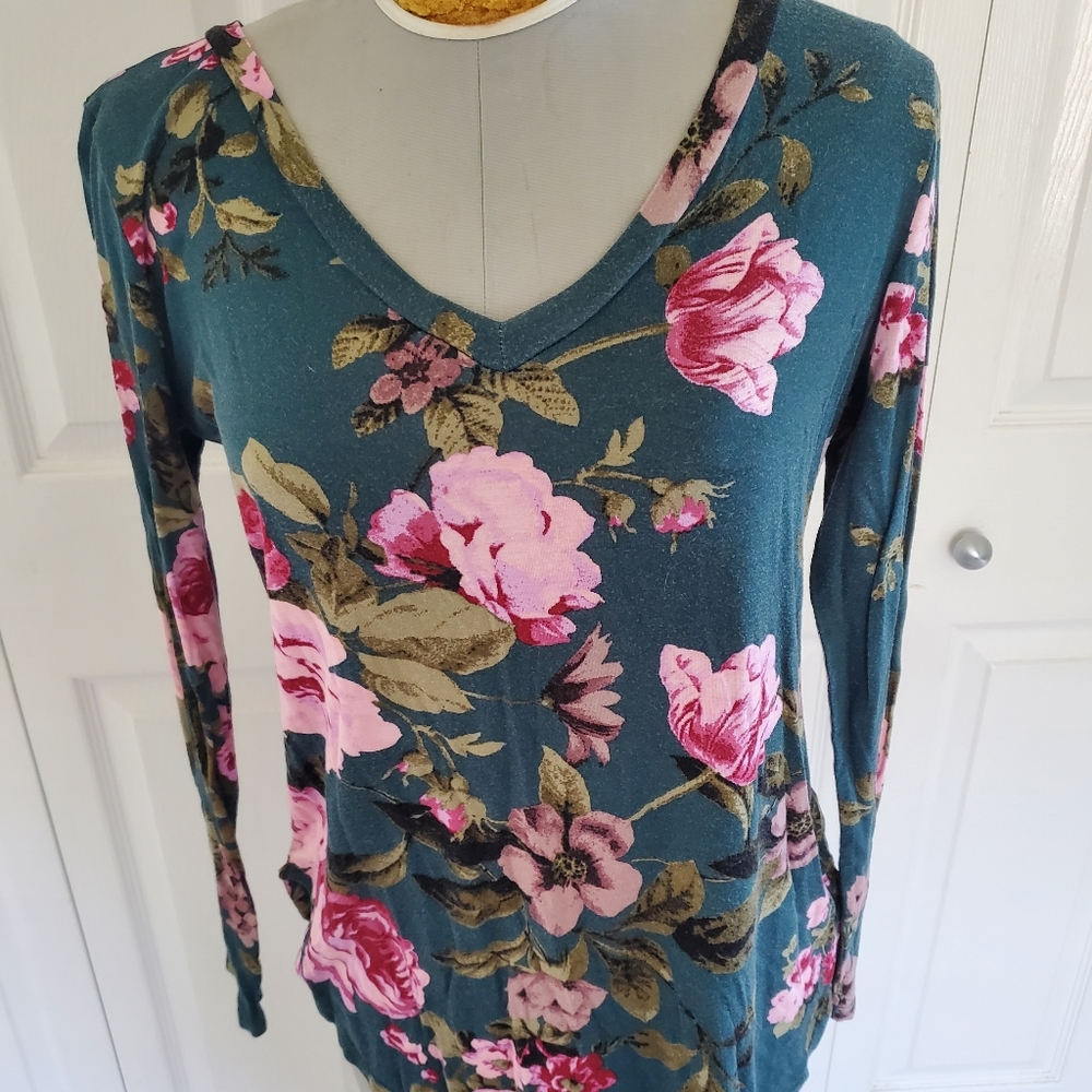Ladies floral long sleeve. Super soft cotton size large.